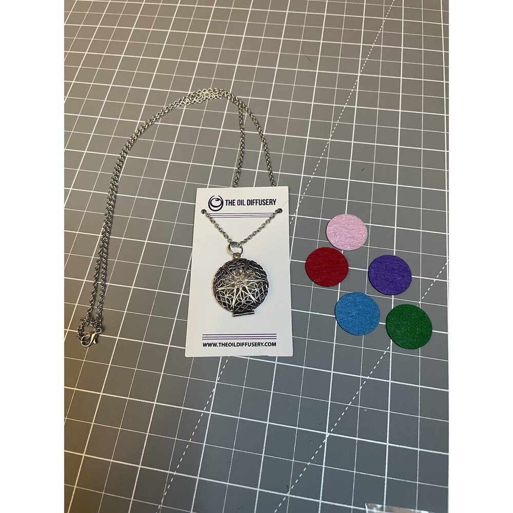 Aromatherapy Locket Necklace Silver Tone with 5 Essential Oil Pads NEW